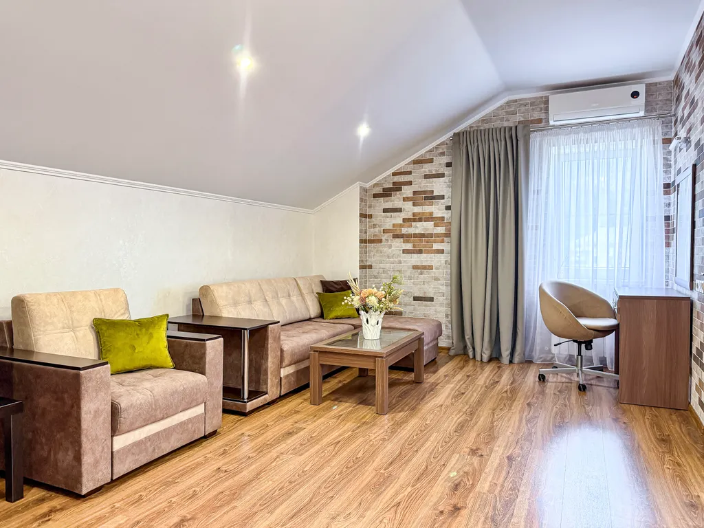 Просторный дом с видом на море и горы