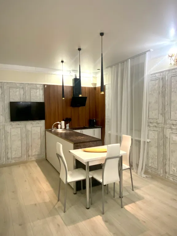 Квартира с огромной круглой ванной и камином