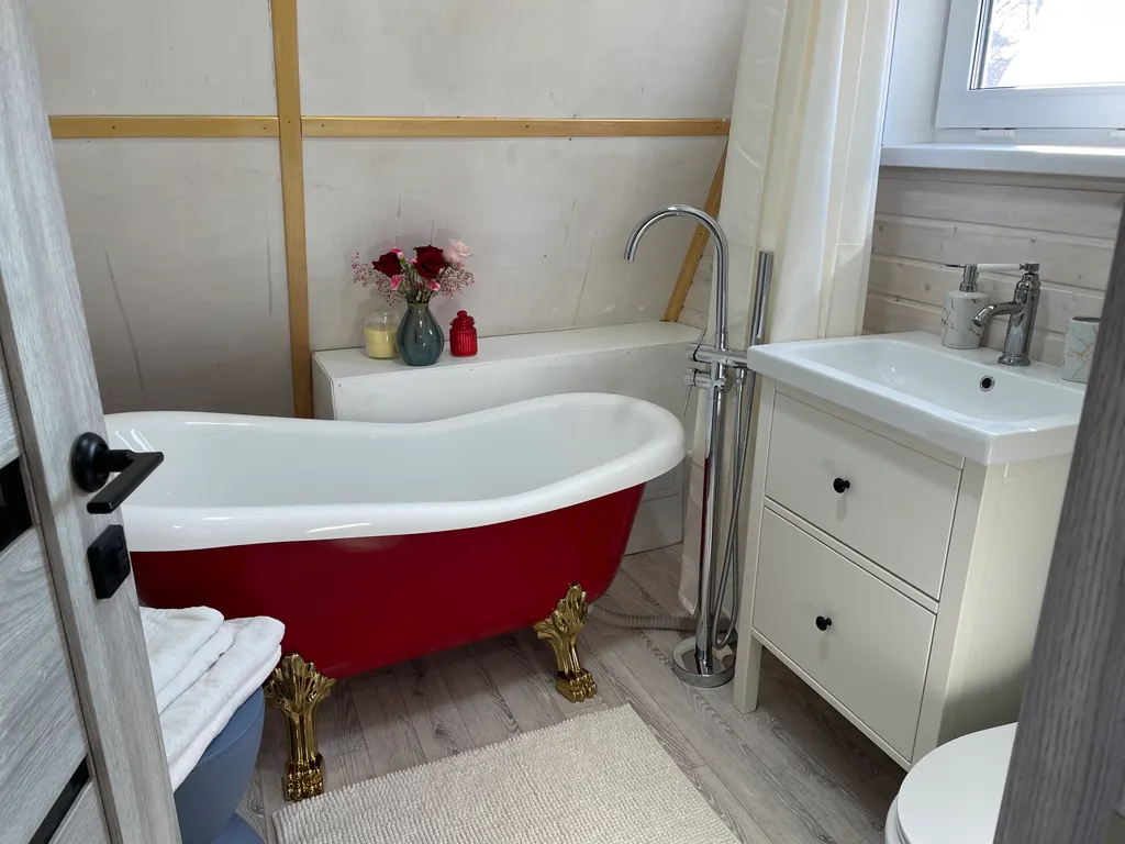 Сказочный А-фрейм с отдельной баней из липы в заповедном лесу