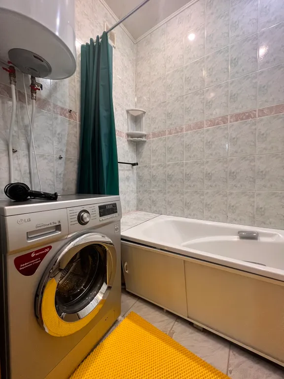 Трёхкомнатная квартира с раздельными комнатами, балконом в центре