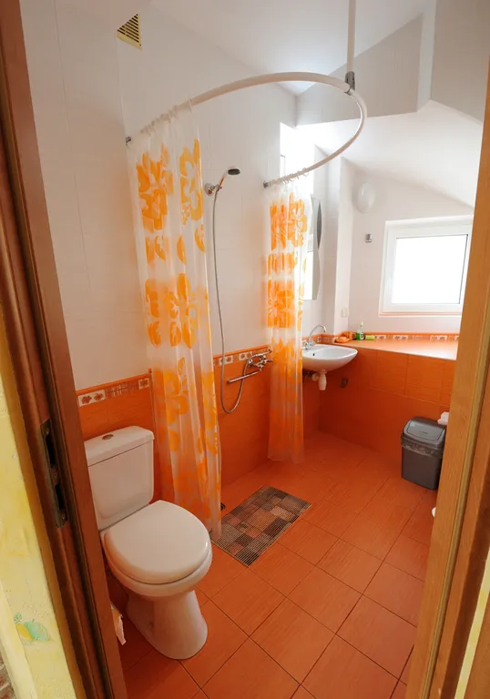 Дом с балконом, видом на море у пляжа и Воронцовского дворца