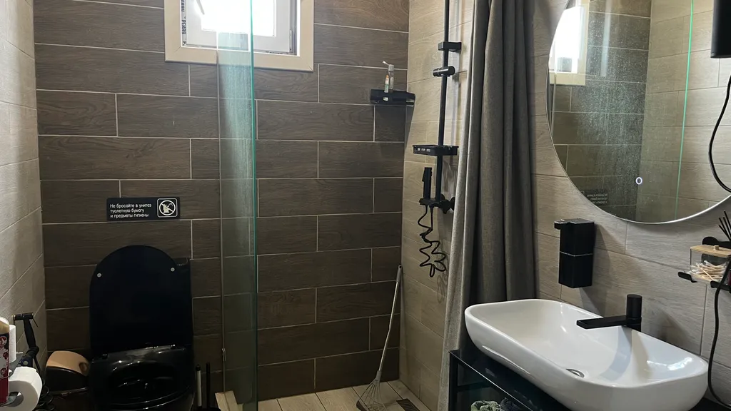 Дом с бассейном и сауной у пруда