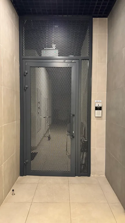 Евродвушка с высокими потолками и большими окнами, 2 кровати