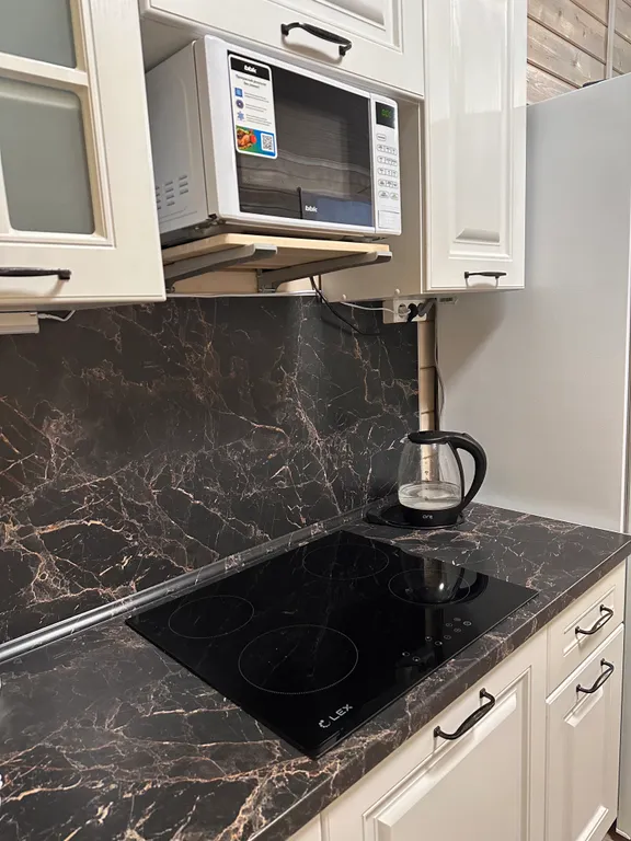 Дом в уединенном тихом месте рядом с лесом