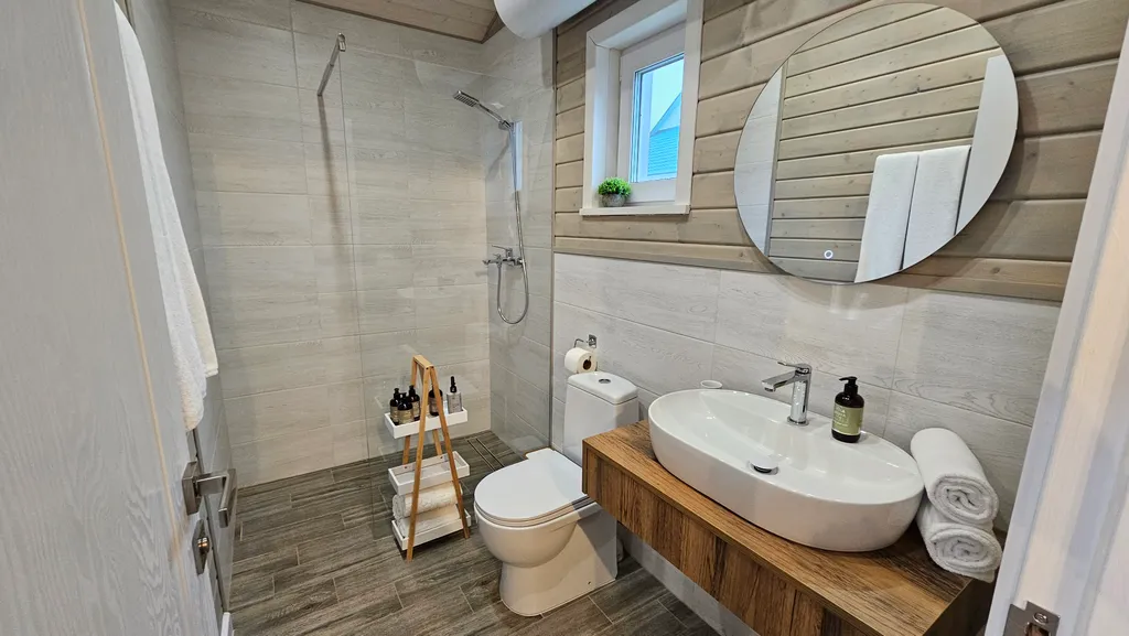 Уютный дом на берегу реки