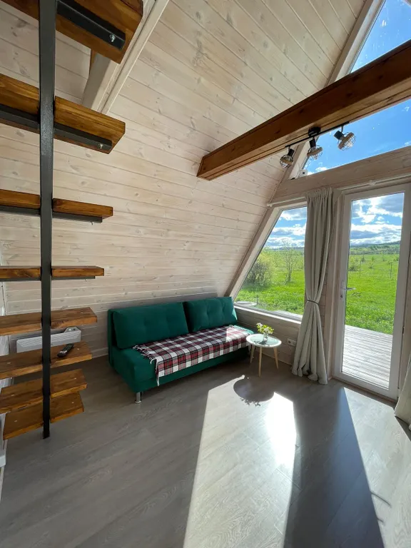 Треугольный домик с видом на горнолыжку