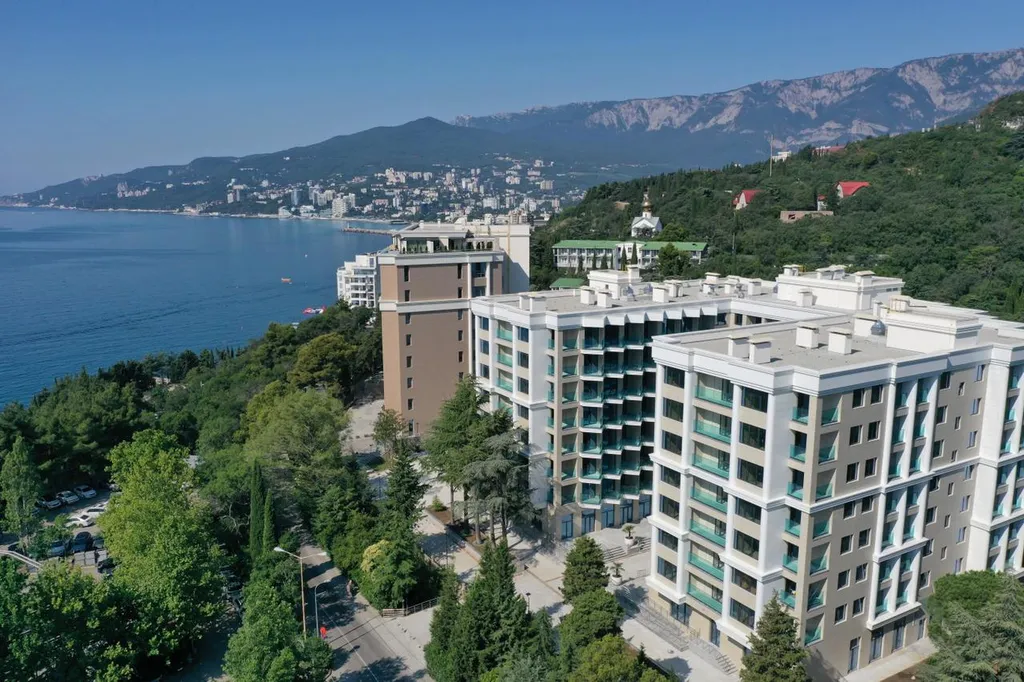 Дизайнерская студия с террасой с видом на море и свой пляж