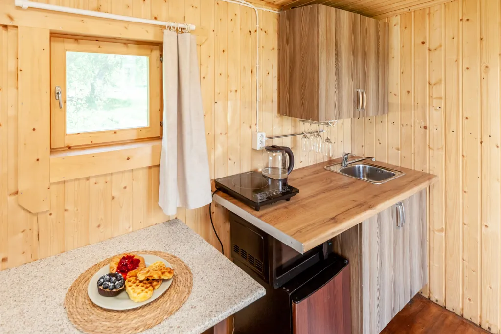 Домик с панорамным окном на берегу озера