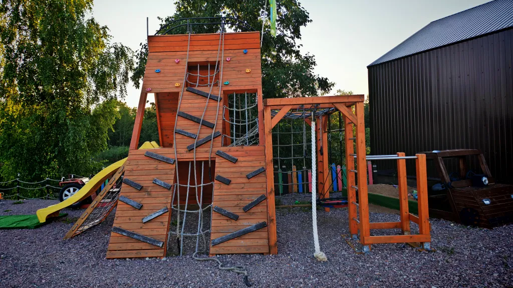 Дома и бани на берегу озера