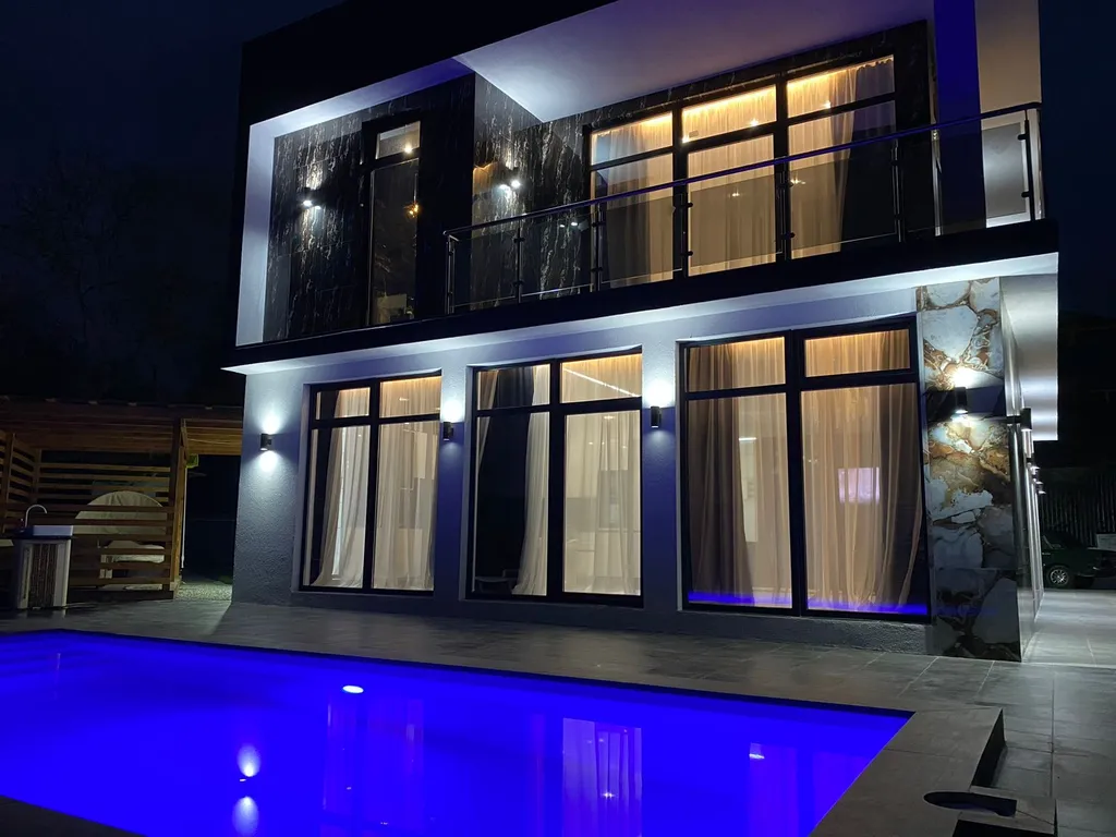 Дом с баней и теплым бассейном