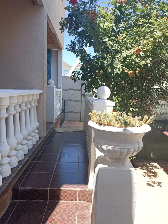 Двухэтажный трёхкомнатный дом Крым с кухней и двором под ключ