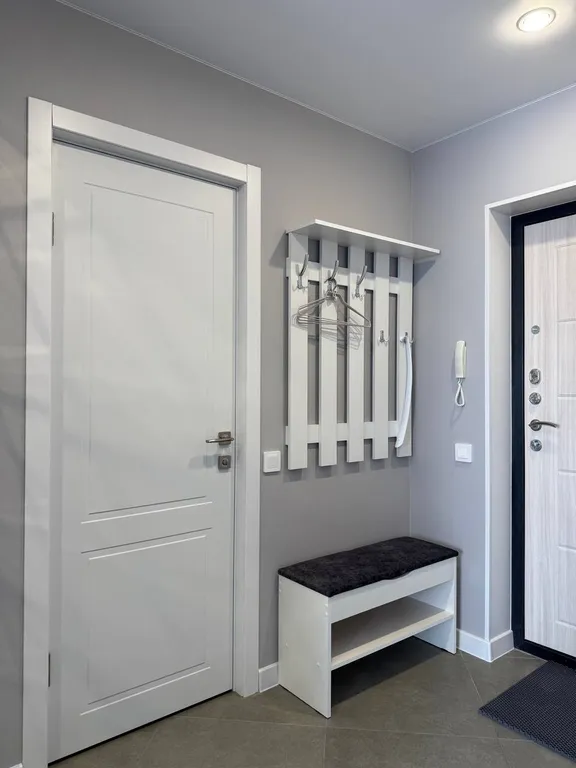 Студия с панорамными окнами и атмосферным видом