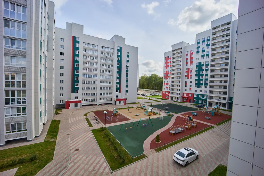 Семейный отдых в тишине: новый дом, безопасный двор и уютная квартира