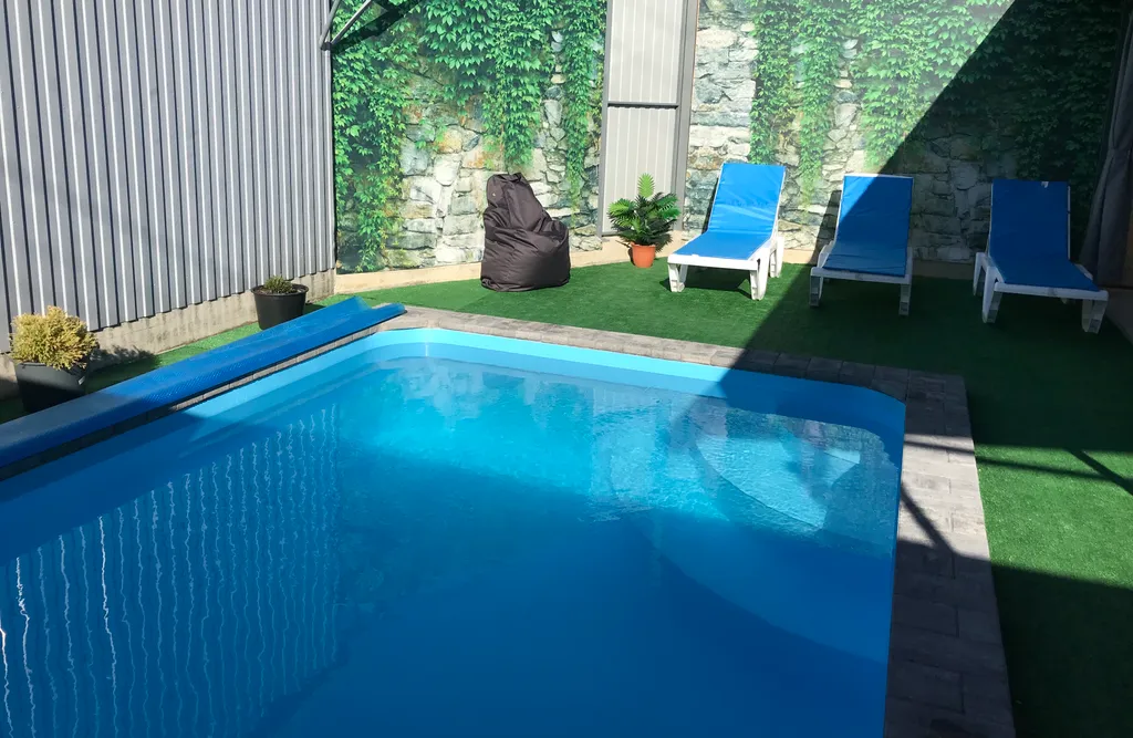 Уютный домик с подогреваемым бассейном для семейного отдыха