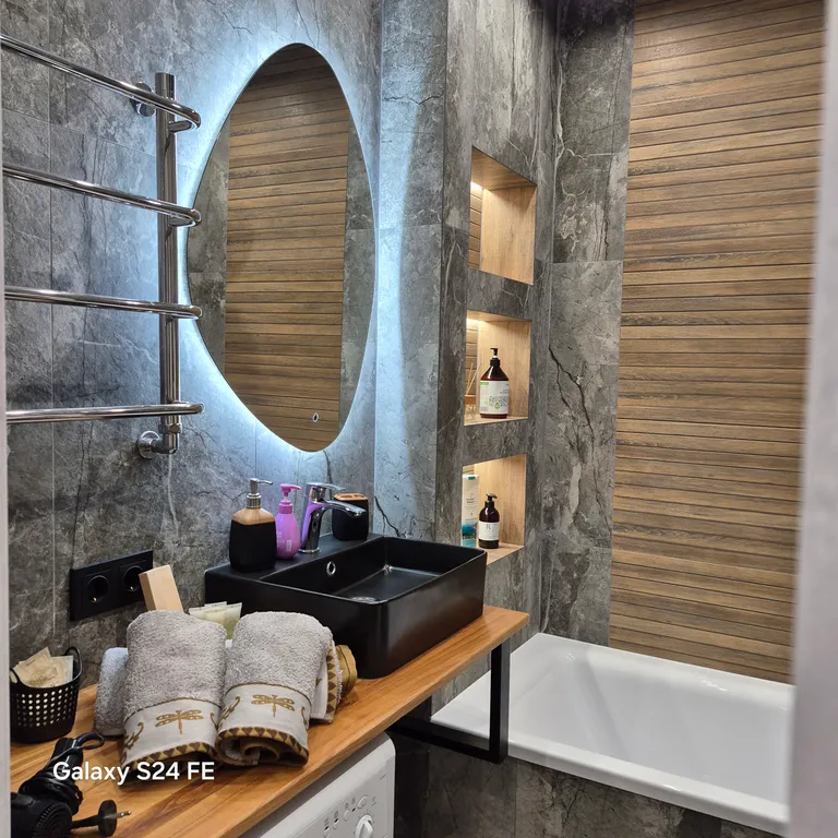 Новый стильный апартамент в двух шагах от моря с балконом и камином