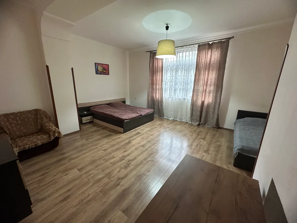 Идеально для большой компании: 105 м², высокие потолки и 360м до пляжа