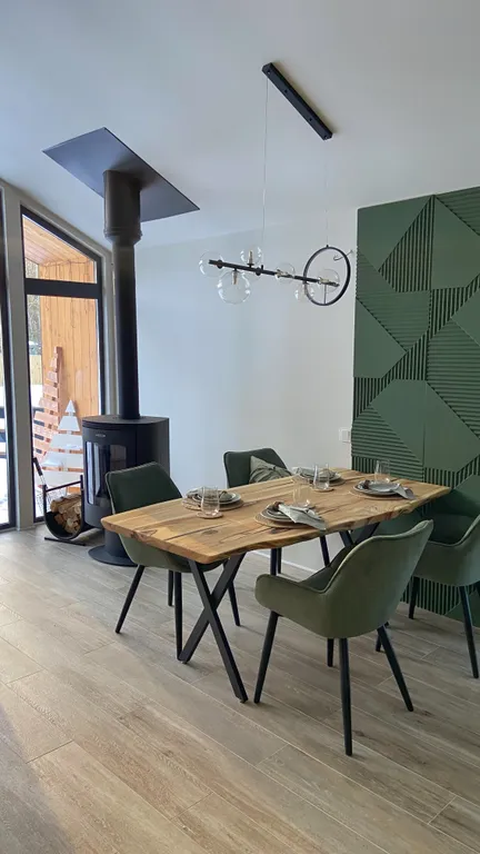 Дом с панорамными окнами и видом на лес