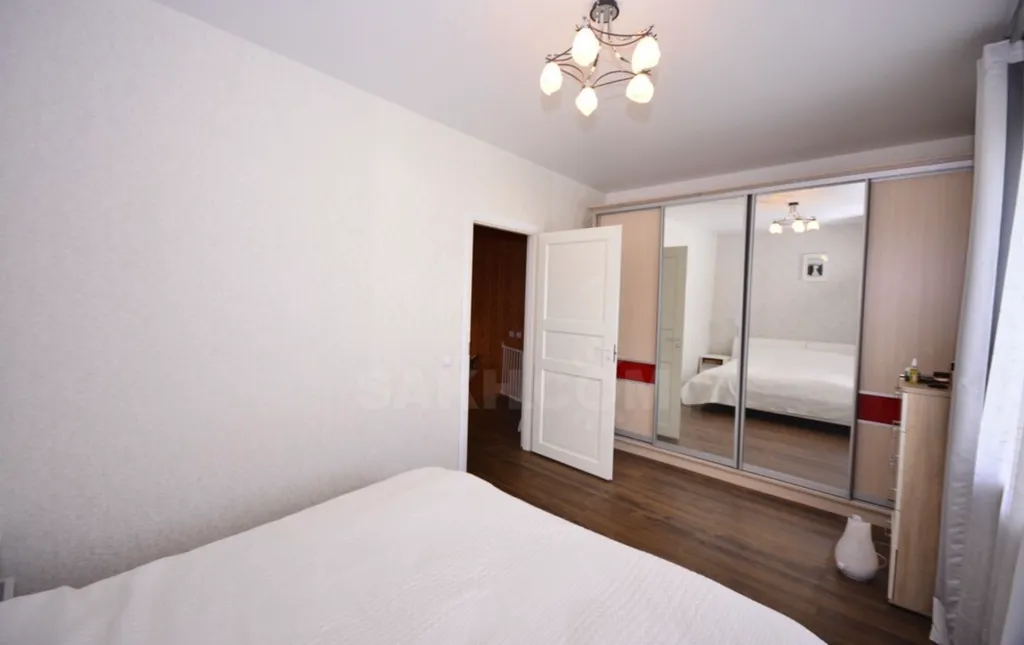 Евротрешка в таунхаусе с лужайкой и зоной барбекю