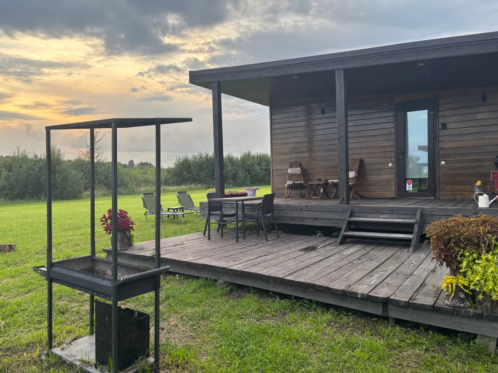 Яркий дом с ванной у панорамного окна