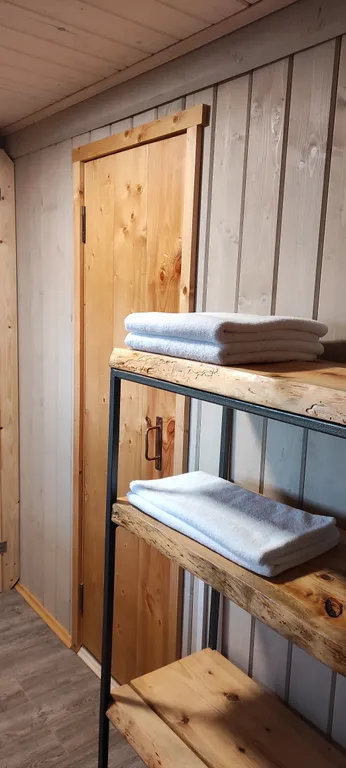 Комфортный дом на лесном участке у озера, рядом с городом