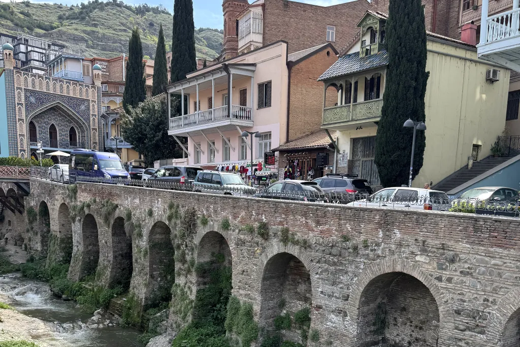 Уютно и стильно в центре города, близко к старому Тбилиси