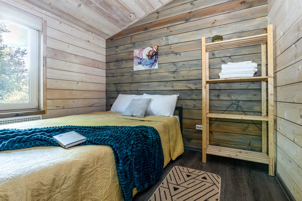 Деревянный дом у озера Кипень