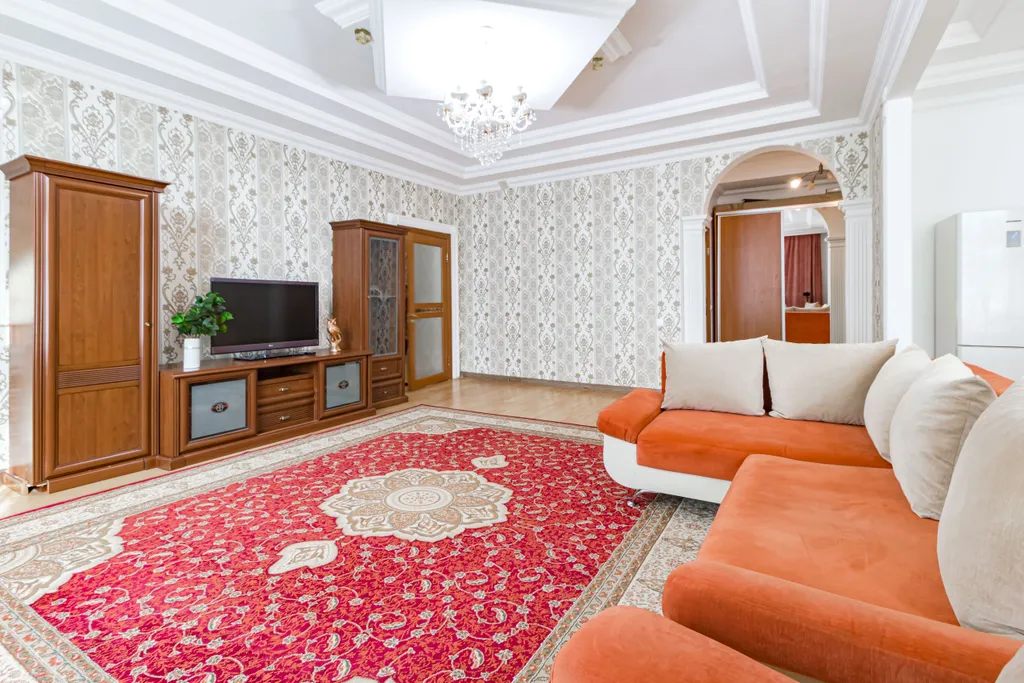 Рядом с Байтереком в золотом квадрате