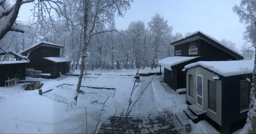 Уютный дом на берегу реки Кола