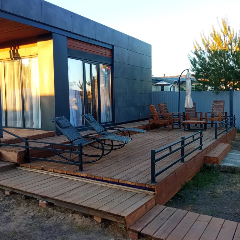 Уютный дом на самом берегу реки