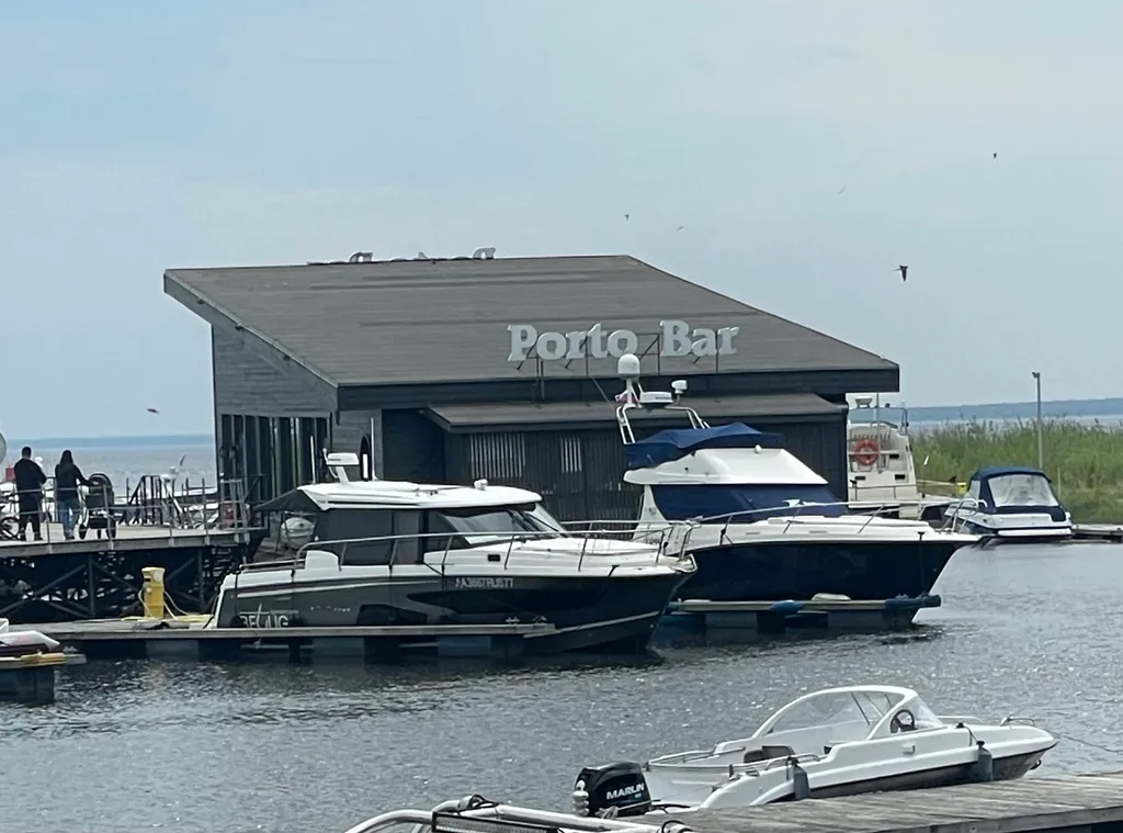 Коттедж Семейный дом с русской баней, беседками и мангалом — им. Морозова