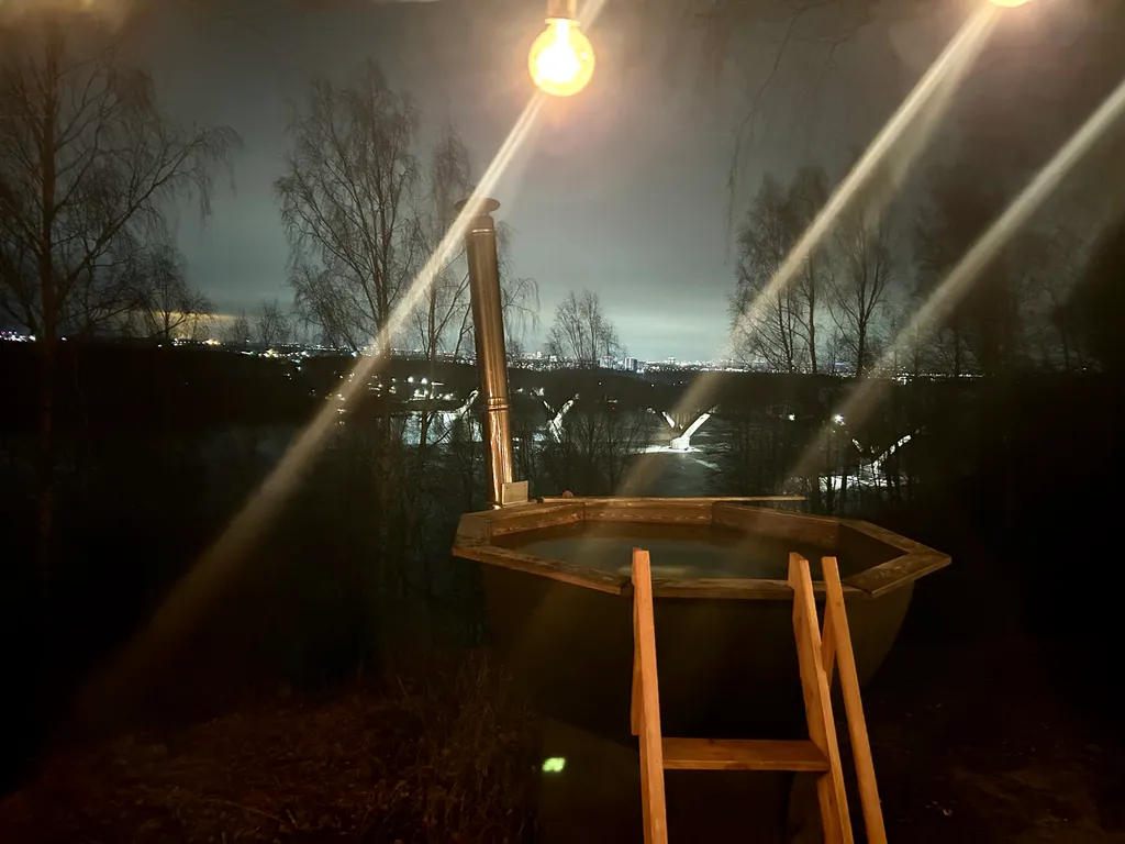 Дом с чаном на берегу реки