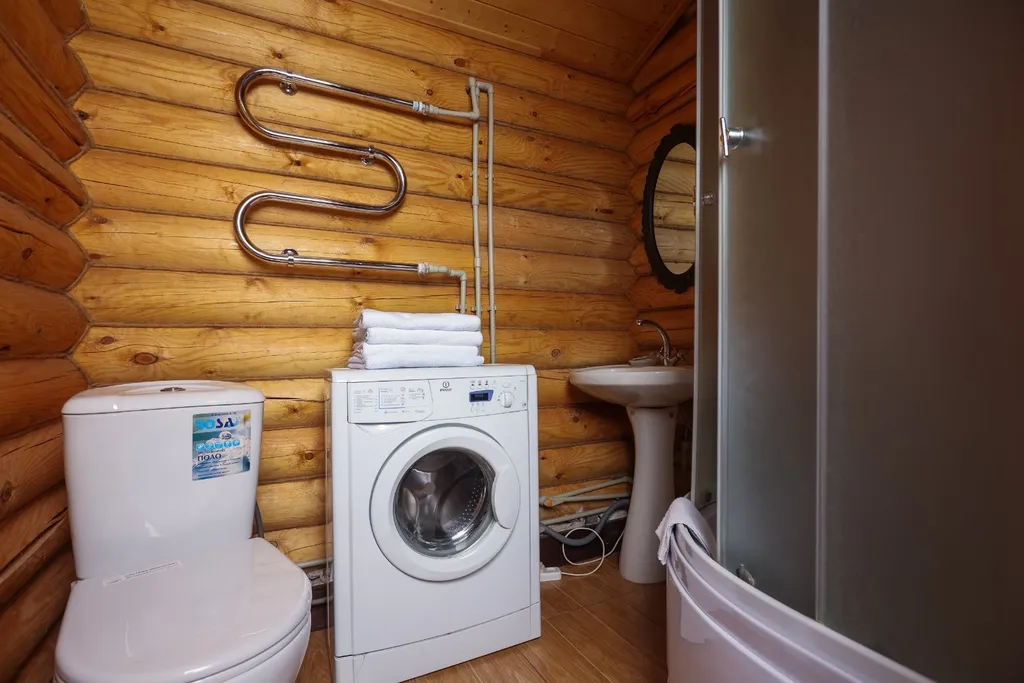 Бревенчатый дом в парковой зоне