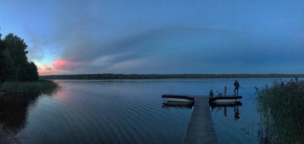 Уютный семейный дом у озера