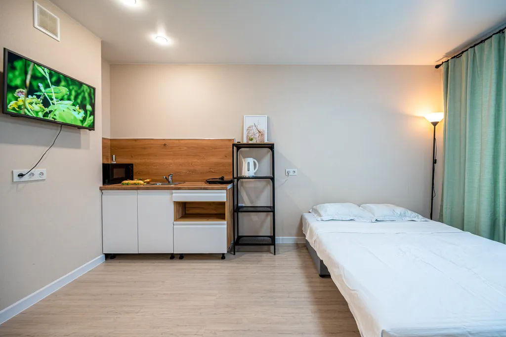 Студия c вау-эффектом в центре с панopaмным балконoм