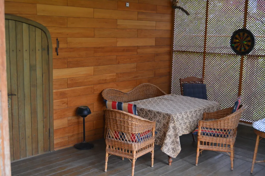 Дом с верандой в саду