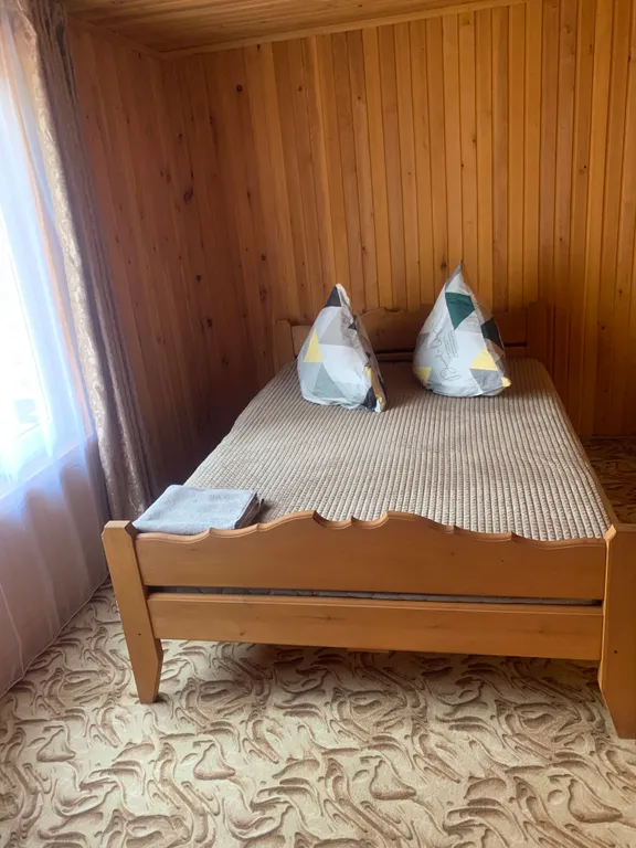 Уютный дом на берегу реки