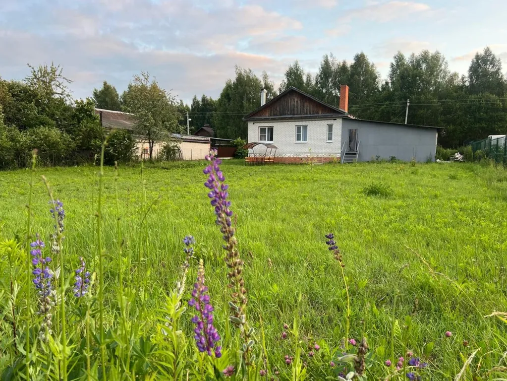 Дом Под Покровом на тихой улице с видом на монастырь