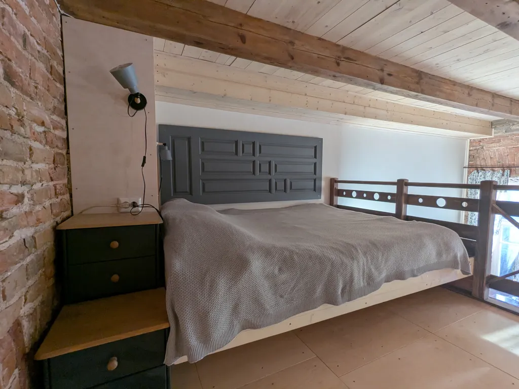 Уютная двухуровневая квартира-студия в доме XIX века