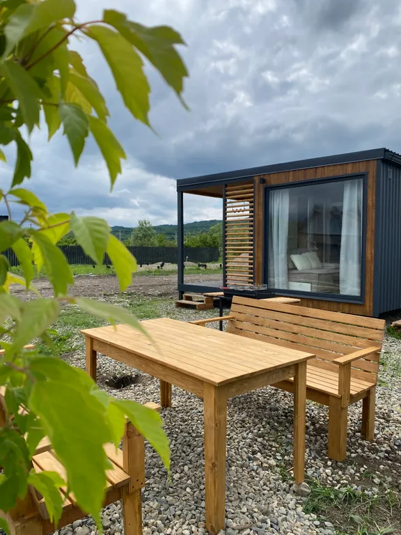 Домик с панорамными окнами и беседкой