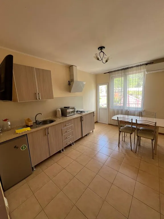 Двухкомнатные апартаменты с кухней, балконом и видом на горы