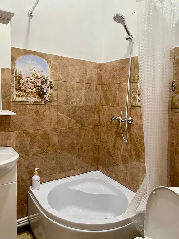 Уютный трехместный номер с двуспальной кроватью