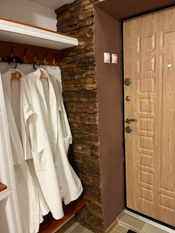 Уютная комната с видом на озеро Абрау