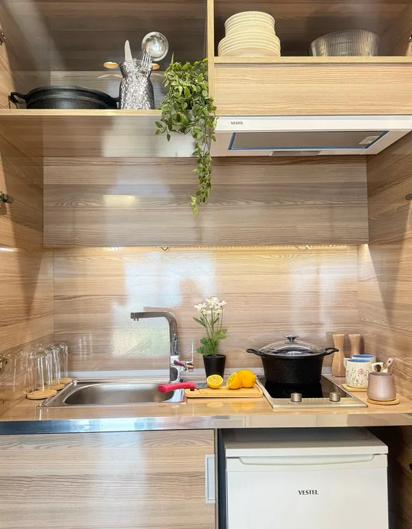 Studio apt with pool and gym near metrobus station