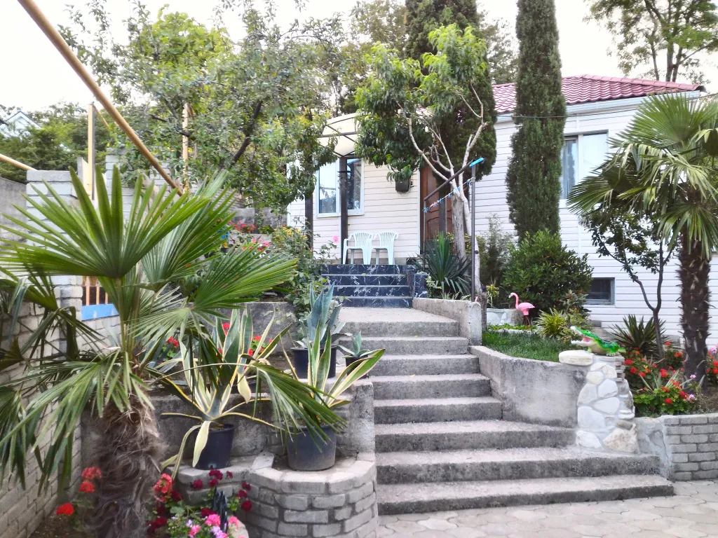 Большая 2-комнатная часть дома с парковочным местом