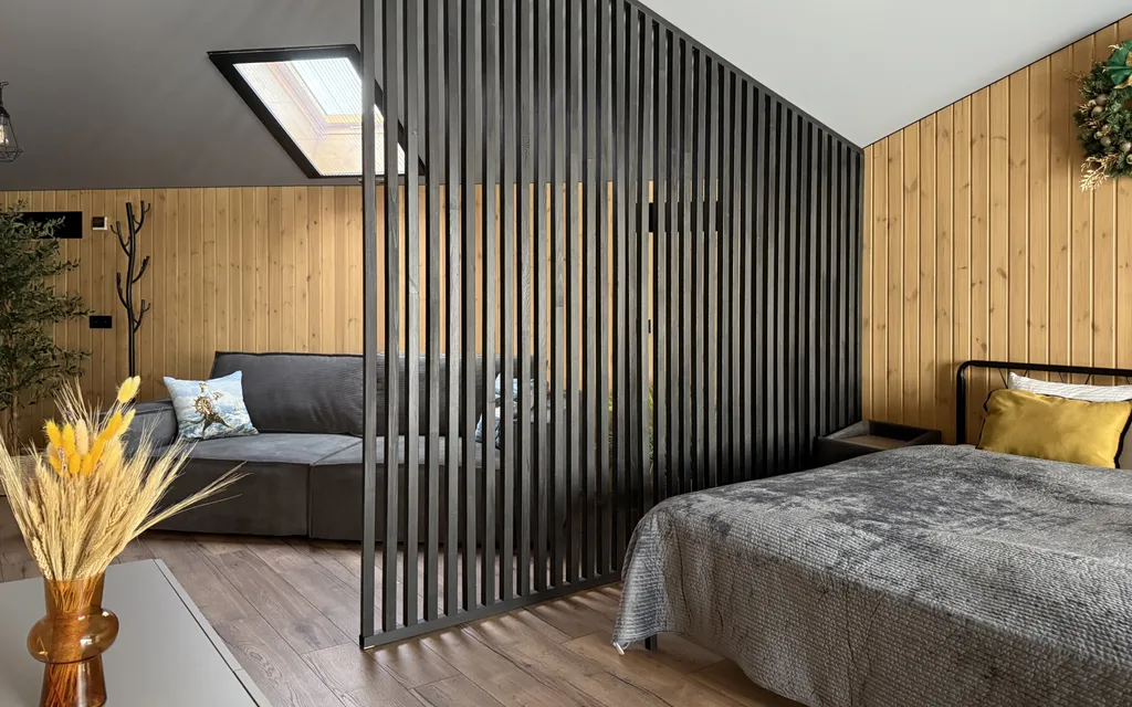 Номер на берегу реки