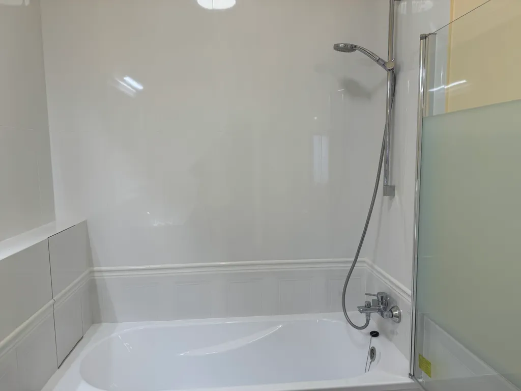 Солнечная квартира с мебелью из натурального дерева, рядом с морем