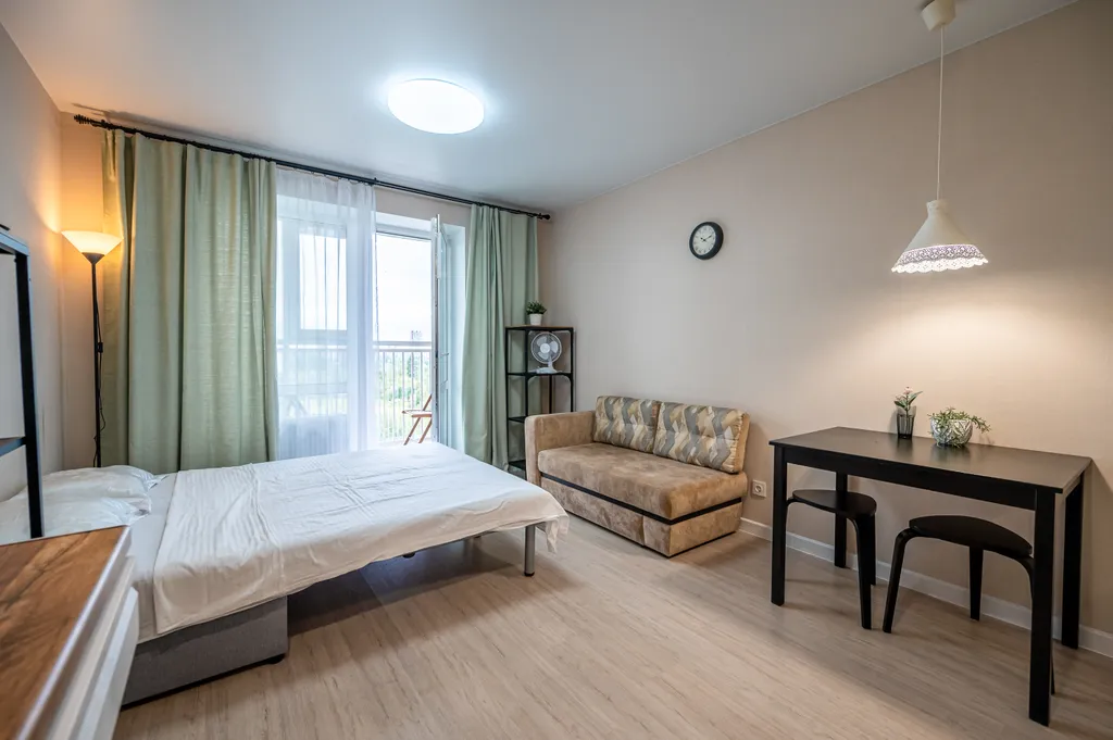 Студия c вау-эффектом в центре с панopaмным балконoм