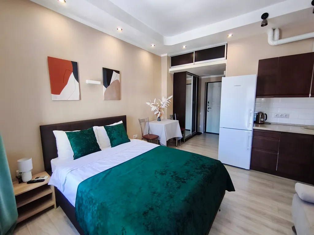 Стильная студия с балконом и  панорамным видом на горы