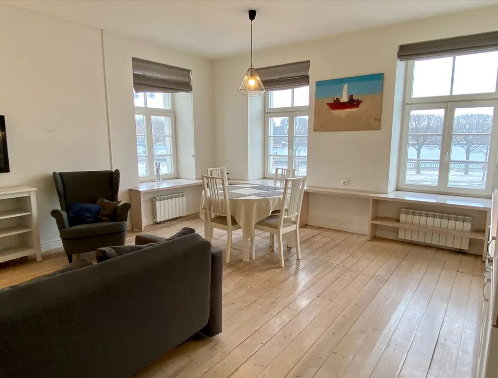 Большая квартира с видом на Неву