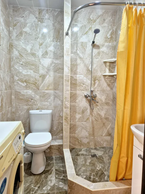 Яркая студия с видом на бассейн